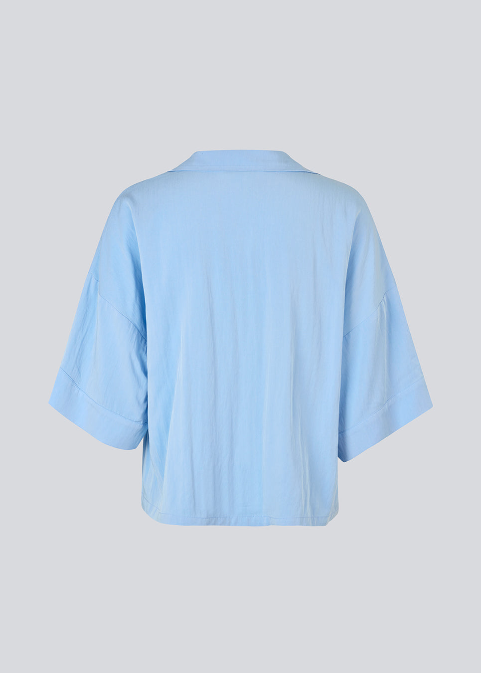 Stilren lyseblå skjorte med brede 3/4-ærmer. Uddinmd shirt har en løs og behagelig pasform, klassisk skjortekrave, feminin V-udskæring og lukning med knapper. Modellen er 175 cm og har en str. S/36 på.


Materiale:
27% Polyamid
73% Viskose