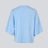 Stilren lyseblå skjorte med brede 3/4-ærmer. Uddinmd shirt har en løs og behagelig pasform, klassisk skjortekrave, feminin V-udskæring og lukning med knapper. Modellen er 175 cm og har en str. S/36 på.


Materiale:
27% Polyamid
73% Viskose