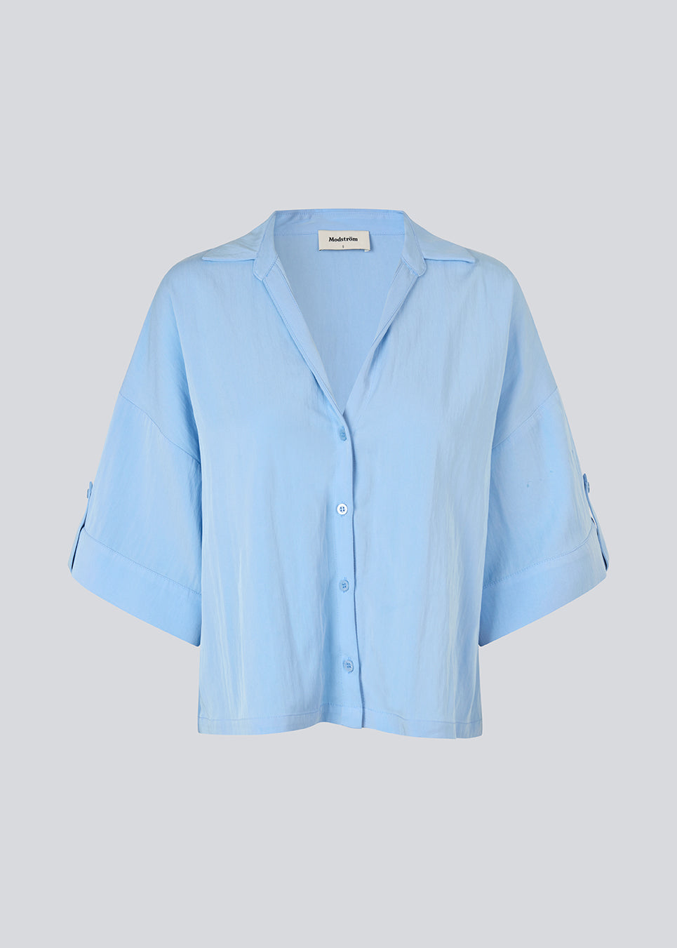 Stilren lyseblå skjorte med brede 3/4-ærmer. Uddinmd shirt har en løs og behagelig pasform, klassisk skjortekrave, feminin V-udskæring og lukning med knapper. Modellen er 175 cm og har en str. S/36 på.


Materiale:
27% Polyamid
73% Viskose