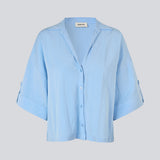 Stilren lyseblå skjorte med brede 3/4-ærmer. Uddinmd shirt har en løs og behagelig pasform, klassisk skjortekrave, feminin V-udskæring og lukning med knapper. Modellen er 175 cm og har en str. S/36 på.


Materiale:
27% Polyamid
73% Viskose