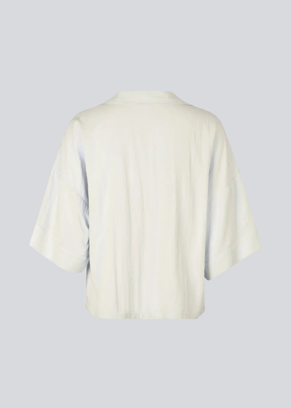 Stilren beige skjorte med brede 3/4-ærmer. Uddinmd shirt har en løs og behagelig pasform, klassisk skjortekrave, feminin V-udskæring og lukning med knapper.

Materiale:
27% Polyamid
73% Viskose