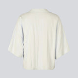 Stilren beige skjorte med brede 3/4-ærmer. Uddinmd shirt har en løs og behagelig pasform, klassisk skjortekrave, feminin V-udskæring og lukning med knapper.

Materiale:
27% Polyamid
73% Viskose