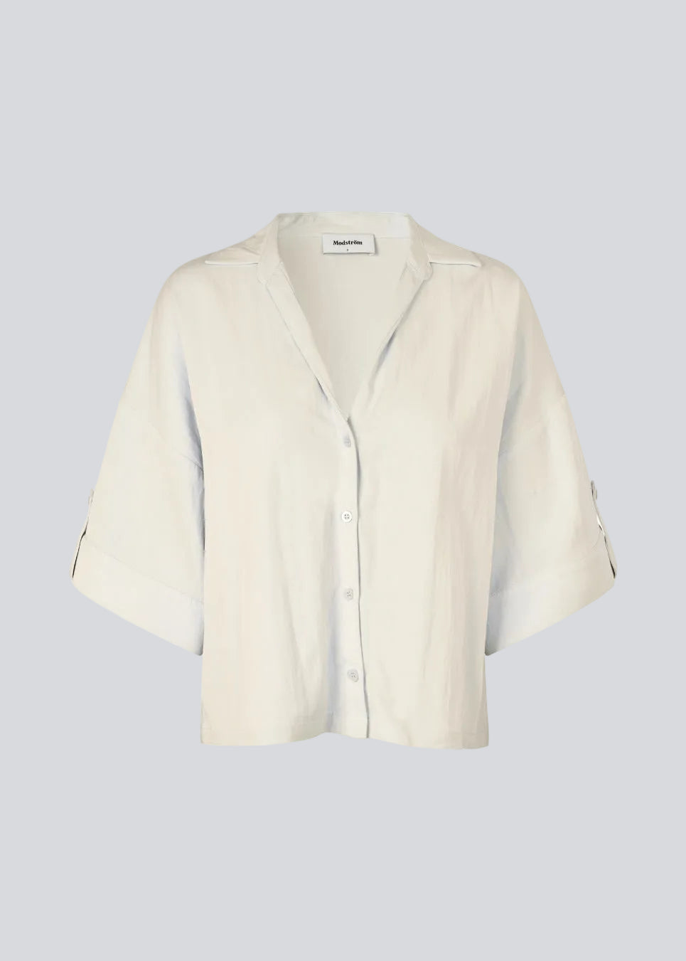 Stilren beige skjorte med brede 3/4-ærmer. Uddinmd shirt har en løs og behagelig pasform, klassisk skjortekrave, feminin V-udskæring og lukning med knapper.

Materiale:
27% Polyamid
73% Viskose