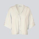 Stilren beige skjorte med brede 3/4-ærmer. Uddinmd shirt har en løs og behagelig pasform, klassisk skjortekrave, feminin V-udskæring og lukning med knapper.

Materiale:
27% Polyamid
73% Viskose