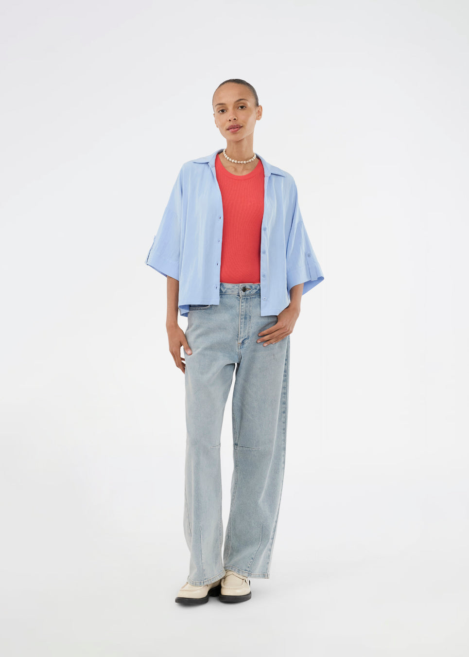 Stilren lyseblå skjorte med brede 3/4-ærmer. Uddinmd shirt har en løs og behagelig pasform, klassisk skjortekrave, feminin V-udskæring og lukning med knapper. Modellen er 175 cm og har en str. S/36 på.


Materiale:
27% Polyamid
73% Viskose