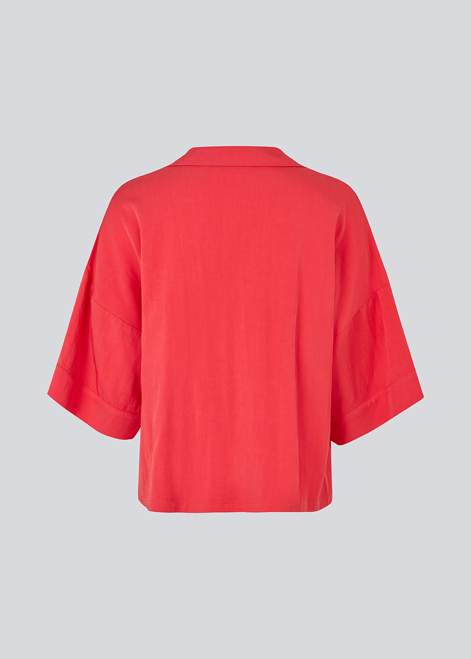 Stilren rød skjorte med brede 3/4-ærmer. Uddinmd shirt har en løs og behagelig pasform, klassisk skjortekrave, feminin V-udskæring og lukning med knapper. Modellen er 175 cm og har en str. S/36 på.

Materiale:
27% Polyamid
73% Viskose