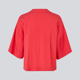Stilren rød skjorte med brede 3/4-ærmer. Uddinmd shirt har en løs og behagelig pasform, klassisk skjortekrave, feminin V-udskæring og lukning med knapper. Modellen er 175 cm og har en str. S/36 på.

Materiale:
27% Polyamid
73% Viskose