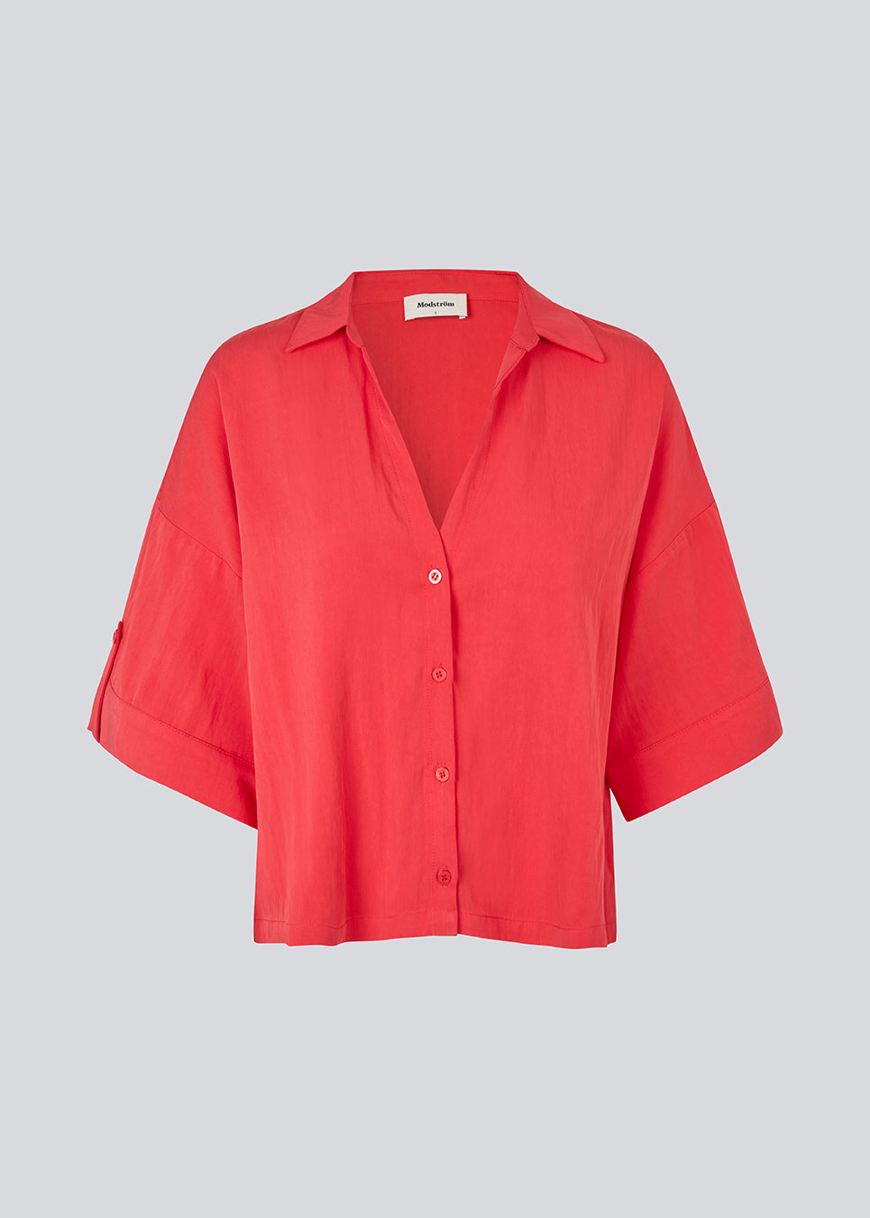 Stilren rød skjorte med brede 3/4-ærmer. Uddinmd shirt har en løs og behagelig pasform, klassisk skjortekrave, feminin V-udskæring og lukning med knapper. Modellen er 175 cm og har en str. S/36 på.

Materiale:
27% Polyamid
73% Viskose