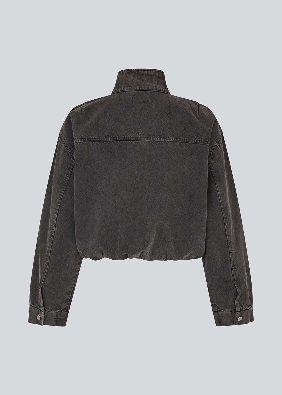 Højhalset denimjakke med lynlås i sort. Udolinemd jacket har et cool, vasket denimlook med lange ærmer, praktiske sidelommer og elastik i taljen, der skaber et moderne og afslappet udtryk.&nbsp;