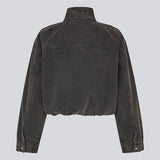 Højhalset denimjakke med lynlås i sort. Udolinemd jacket har et cool, vasket denimlook med lange ærmer, praktiske sidelommer og elastik i taljen, der skaber et moderne og afslappet udtryk.&nbsp;