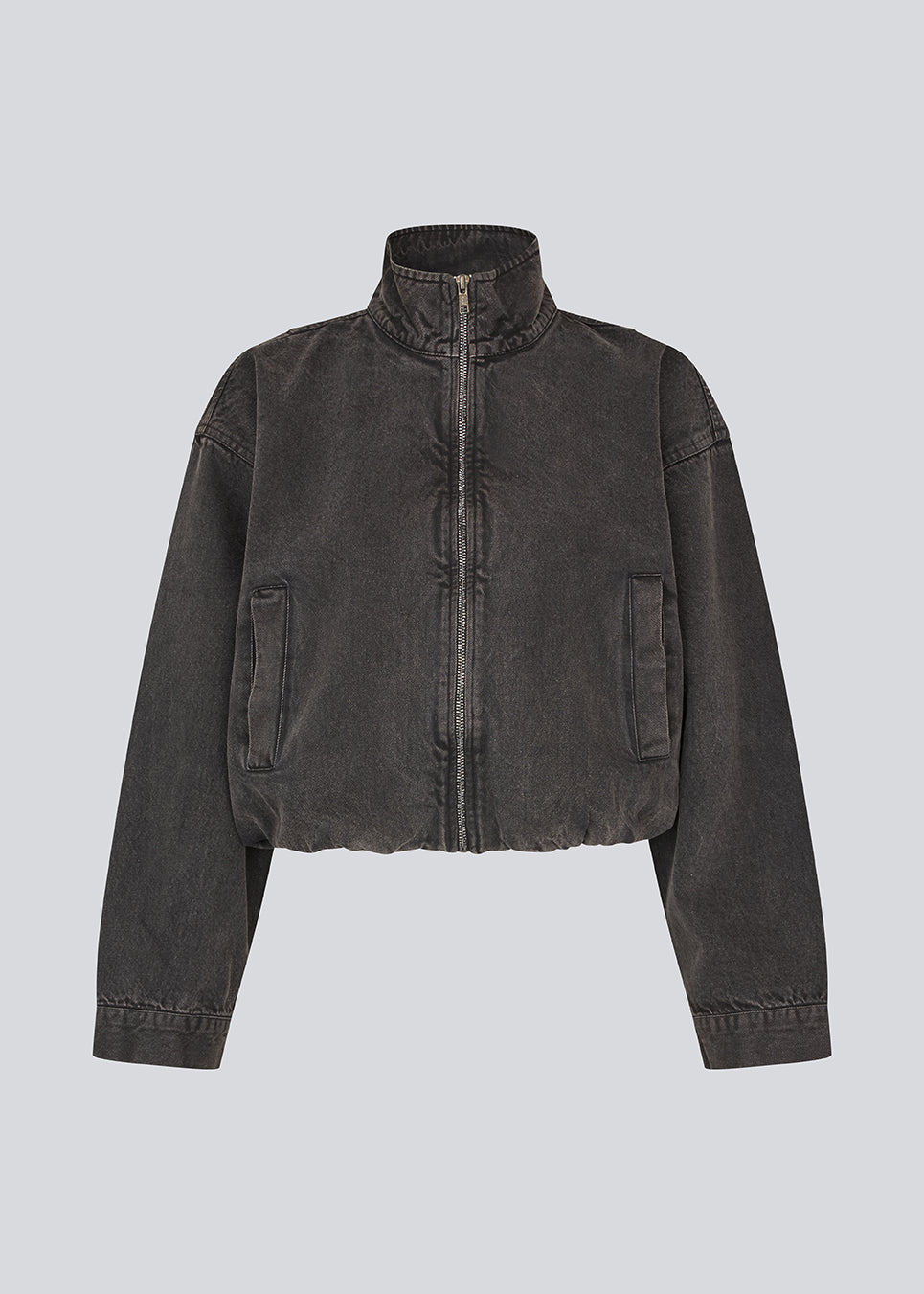 Højhalset denimjakke med lynlås i sort. Udolinemd jacket har et cool, vasket denimlook med lange ærmer, praktiske sidelommer og elastik i taljen, der skaber et moderne og afslappet udtryk.&nbsp;