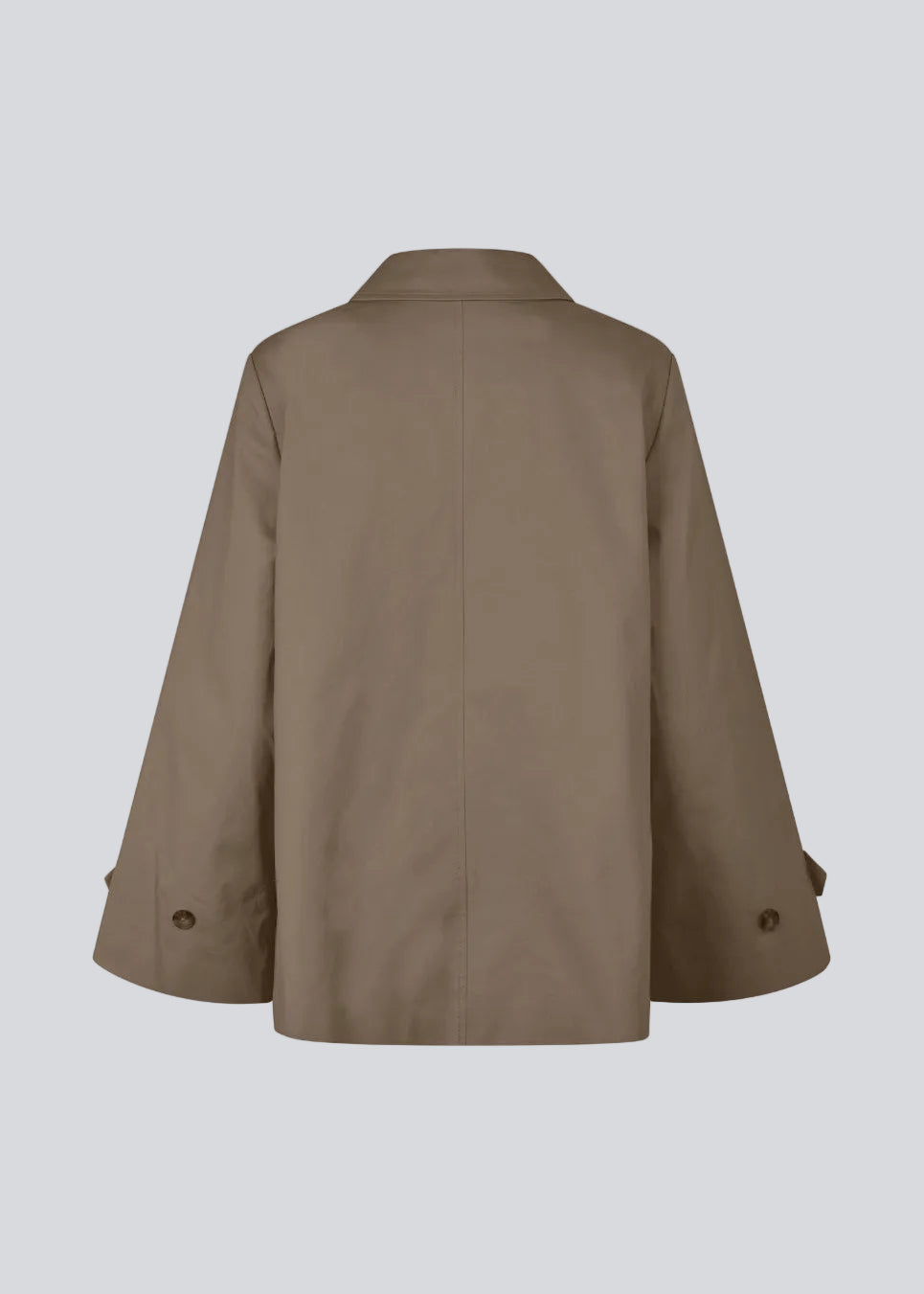 Kort jakke i brun med trenchcoat-inspiration. Umamd Jacket har skjortekrave, knappelukning, sidelommer og justerbar elastik forneden – et moderne bud på en klassisk silhuet.

Materiale:
97% Bomuld
3% Elastan

Foer:
100% Polyester