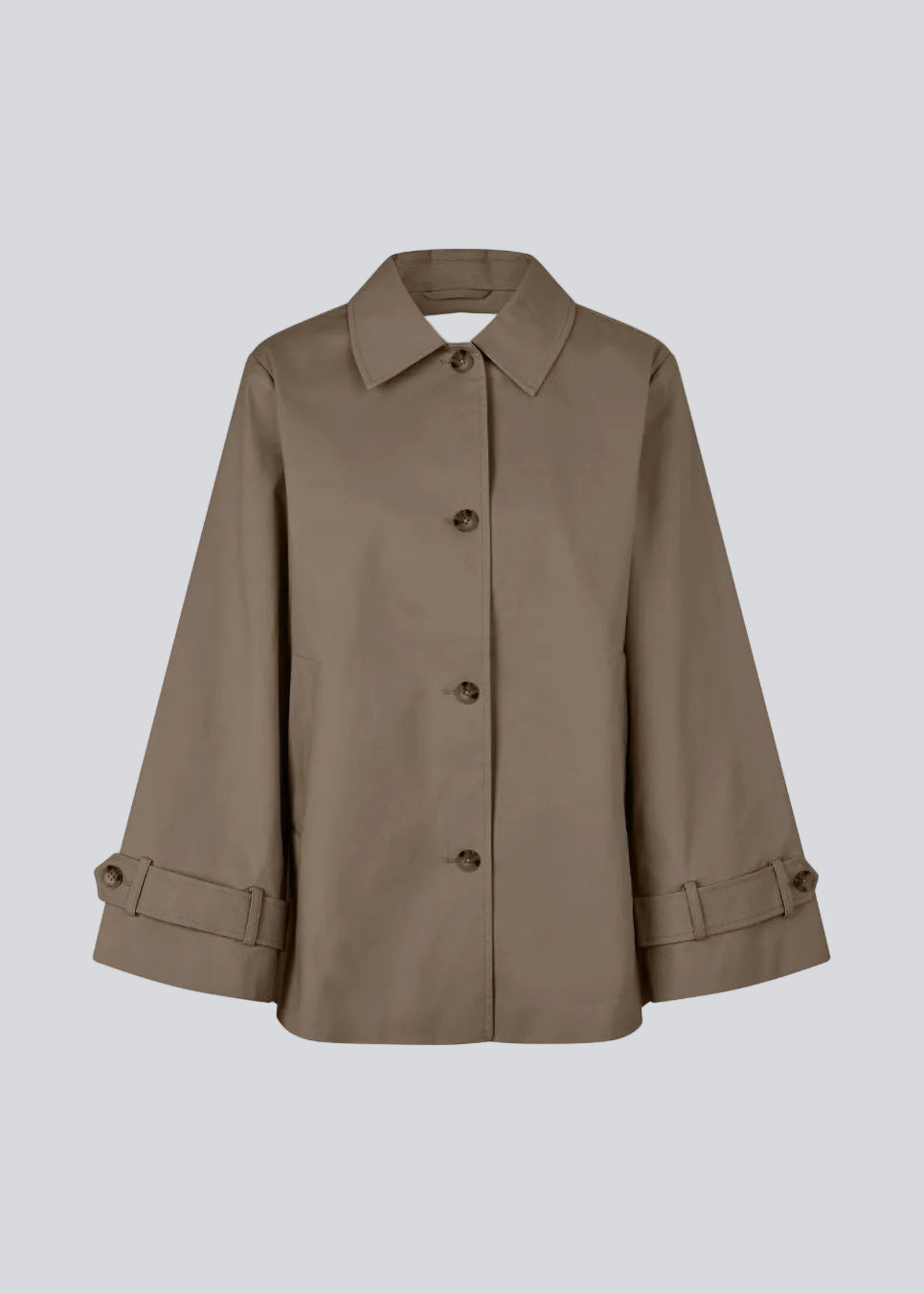 Kort jakke i brun med trenchcoat-inspiration. Umamd Jacket har skjortekrave, knappelukning, sidelommer og justerbar elastik forneden – et moderne bud på en klassisk silhuet.

Materiale:
97% Bomuld
3% Elastan

Foer:
100% Polyester