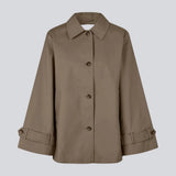 Kort jakke i brun med trenchcoat-inspiration. Umamd Jacket har skjortekrave, knappelukning, sidelommer og justerbar elastik forneden – et moderne bud på en klassisk silhuet.

Materiale:
97% Bomuld
3% Elastan

Foer:
100% Polyester
