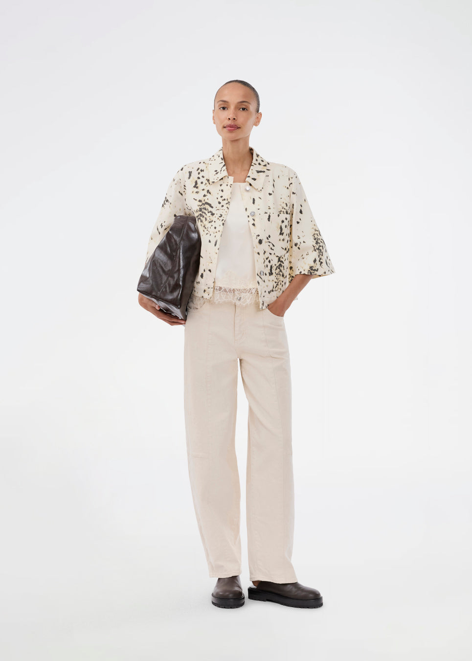 Kortærmet beige denimskjorte med print. UlianaMD Shirt har en løs pasform, knappelukning og klassisk skjortekrave – et moderne og afslappet must-have. Modellen er 175 cm og har en str. S/36 på.

Style skjorten med matchende jeans

Materiale:
97% Bomuld
3% Elastan

Foer:
100% Bomuld