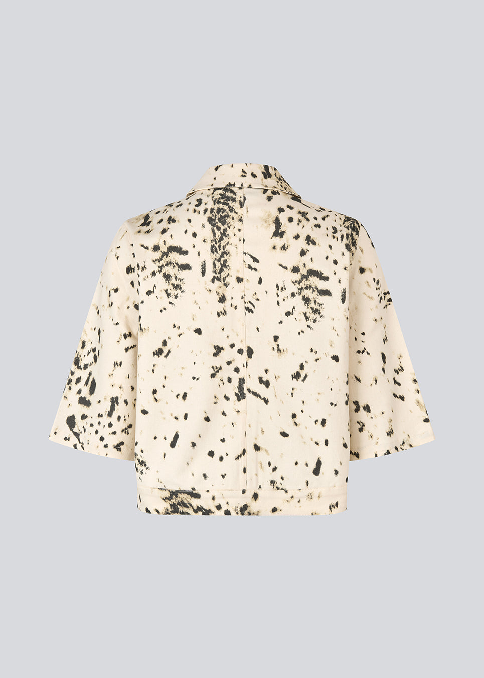 Kortærmet beige denimskjorte med print. UlianaMD Shirt har en løs pasform, knappelukning og klassisk skjortekrave – et moderne og afslappet must. Modellen er 175 cm og har en str. S/36 på.

Style skjorten med matchende jeans

Materiale:
97% Bomuld
3% Elastan

Foer:
100% Bomuld