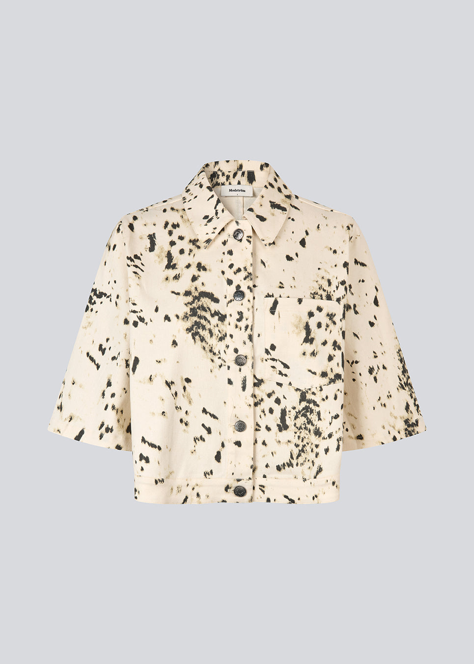 Kortærmet beige denimskjorte med print. UlianaMD Shirt har en løs pasform, knappelukning og klassisk skjortekrave – et moderne og afslappet must-have. Modellen er 175 cm og har en str. S/36 på.

Style skjorten med matchende jeans

Materiale:
97% Bomuld
3% Elastan

Foer:
100% Bomuld