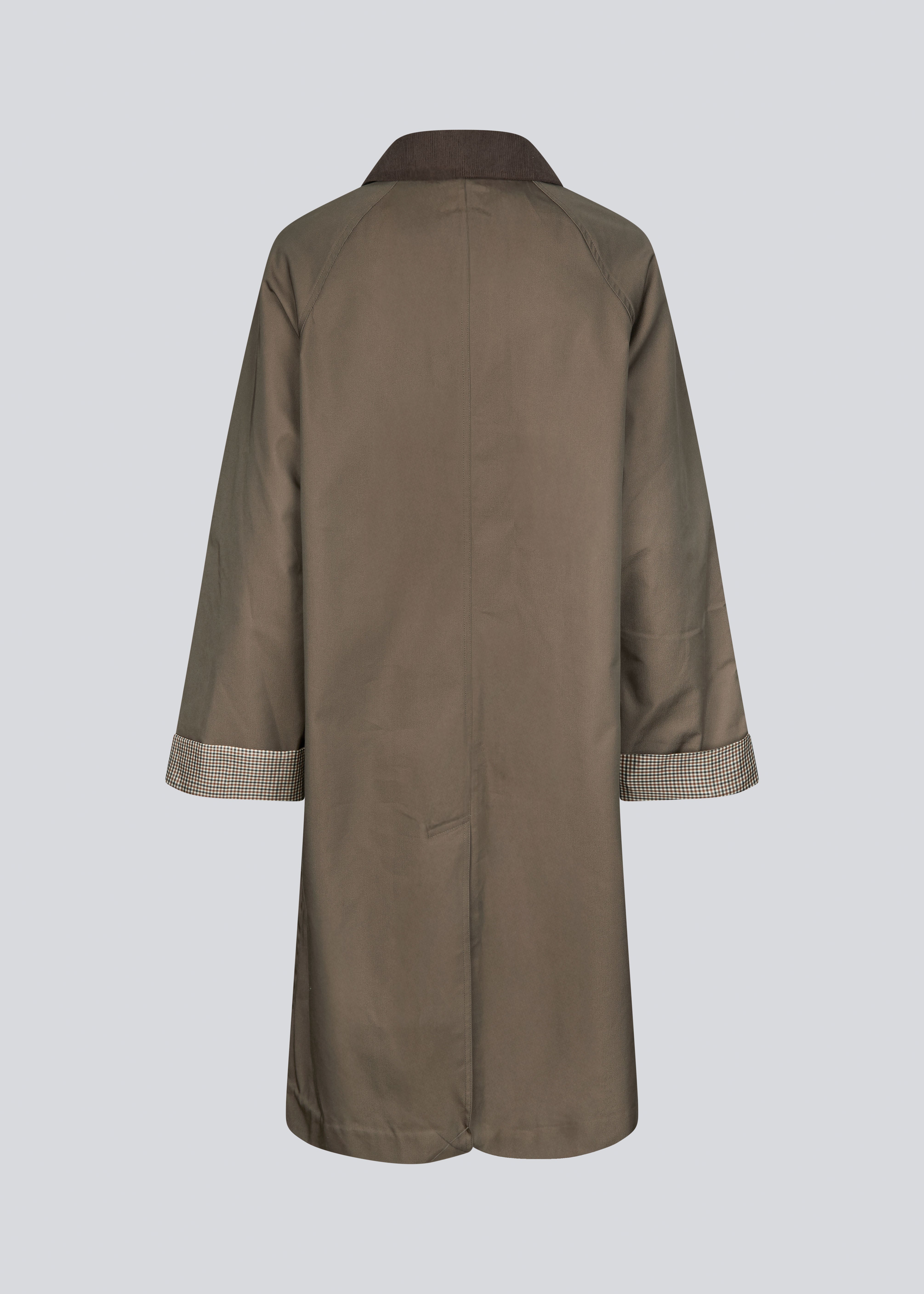 Moderne frakke med skjortekrave i fløjl og ærmeopsmør i tern. Ullamd coat er lang med lange wide ærmer, knappelukning og rummelige lommer.