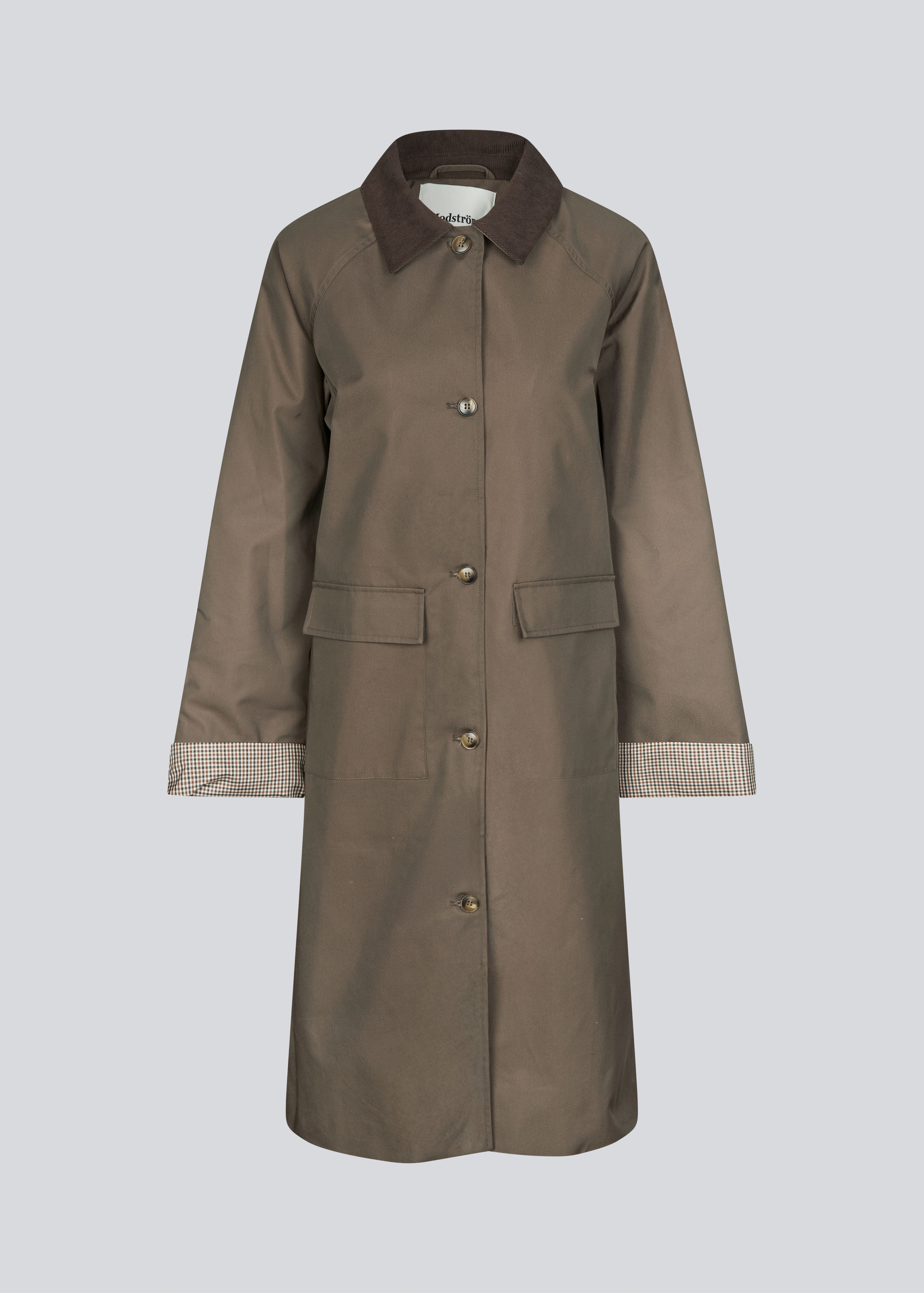 Moderne frakke med skjortekrave i fløjl og ærmeopsmør i tern. Ullamd coat er lang med lange wide ærmer, knappelukning og rummelige lommer.