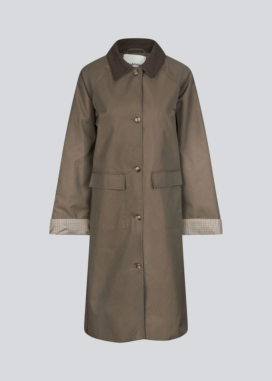 Moderne frakke med skjortekrave i fløjl og ærmeopsmør i tern. Ullamd coat er lang med lange wide ærmer, knappelukning og rummelige lommer.