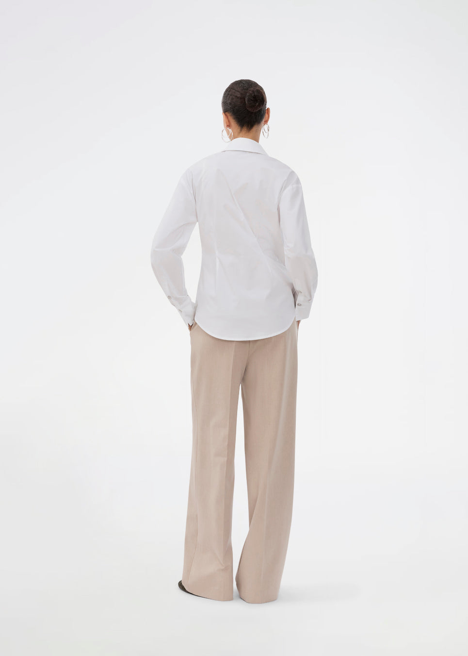En moderne fortolkning af den klassiske skjorte i hvid. Ullismd shirt er fremstillet i 97% økologisk bomuld og designet med spids krave, halv knaplukning og en feminin, figursyet silhuet, der giver et elegant og sofistikeret udtryk. Modellen er 175 cm og har en str. S/36 på.


Materiale:
97% Økologisk Bomuld
3% Elastan