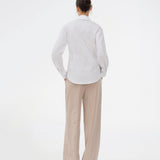 En moderne fortolkning af den klassiske skjorte i hvid. Ullismd shirt er fremstillet i 97% økologisk bomuld og designet med spids krave, halv knaplukning og en feminin, figursyet silhuet, der giver et elegant og sofistikeret udtryk. Modellen er 175 cm og har en str. S/36 på.


Materiale:
97% Økologisk Bomuld
3% Elastan