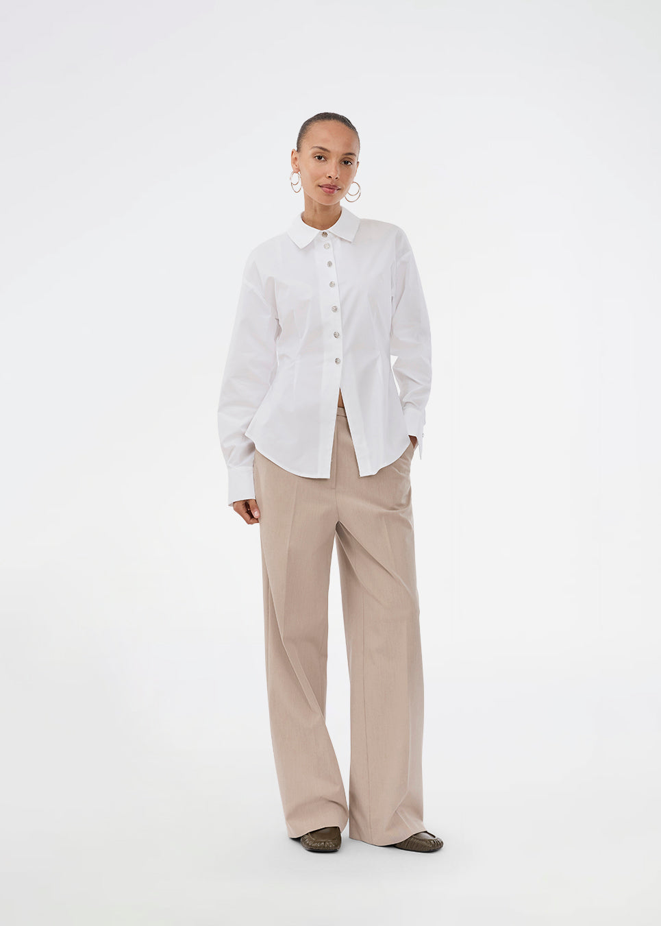 En moderne fortolkning af den klassiske skjorte i hvid. Ullismd shirt er fremstillet i 97% økologisk bomuld og designet med spids krave, halv knaplukning og en feminin, figursyet silhuet, der giver et elegant og sofistikeret udtryk. Modellen er 175 cm og har en str. S/36 på.


Materiale:
97% Økologisk Bomuld
3% Elastan