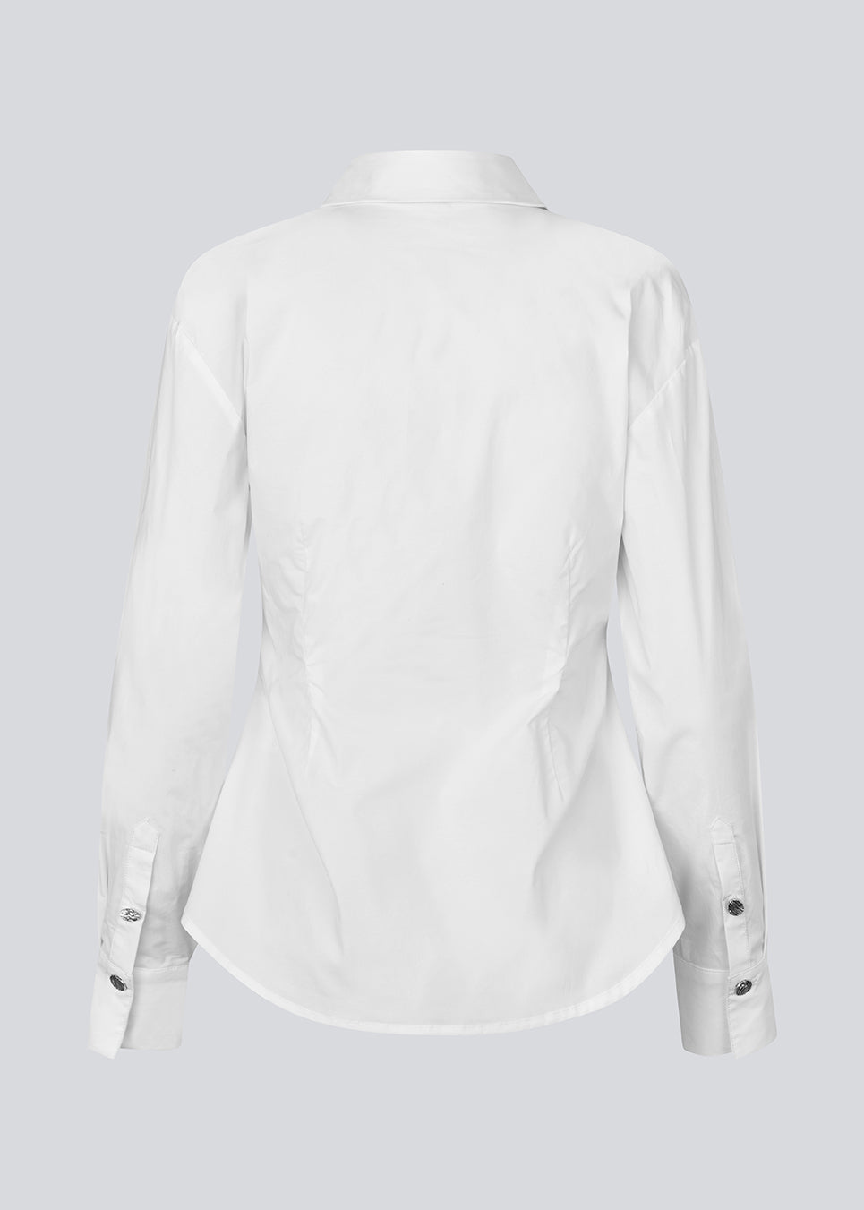 En moderne fortolkning af den klassiske skjorte i hvid. Ullismd shirt er fremstillet i 97% økologisk bomuld og designet med spids krave, halv knaplukning og en feminin, figursyet silhuet, der giver et elegant og sofistikeret udtryk. Modellen er 175 cm og har en str. S/36 på.


Materiale:
97% Økologisk Bomuld
3% Elastan