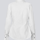 En moderne fortolkning af den klassiske skjorte i hvid. Ullismd shirt er fremstillet i 97% økologisk bomuld og designet med spids krave, halv knaplukning og en feminin, figursyet silhuet, der giver et elegant og sofistikeret udtryk. Modellen er 175 cm og har en str. S/36 på.


Materiale:
97% Økologisk Bomuld
3% Elastan