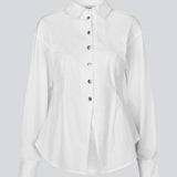En moderne fortolkning af den klassiske skjorte i hvid. Ullismd shirt er fremstillet i 97% økologisk bomuld og designet med spids krave, halv knaplukning og en feminin, figursyet silhuet, der giver et elegant og sofistikeret udtryk. Modellen er 175 cm og har en str. S/36 på.


Materiale:
97% Økologisk Bomuld
3% Elastan