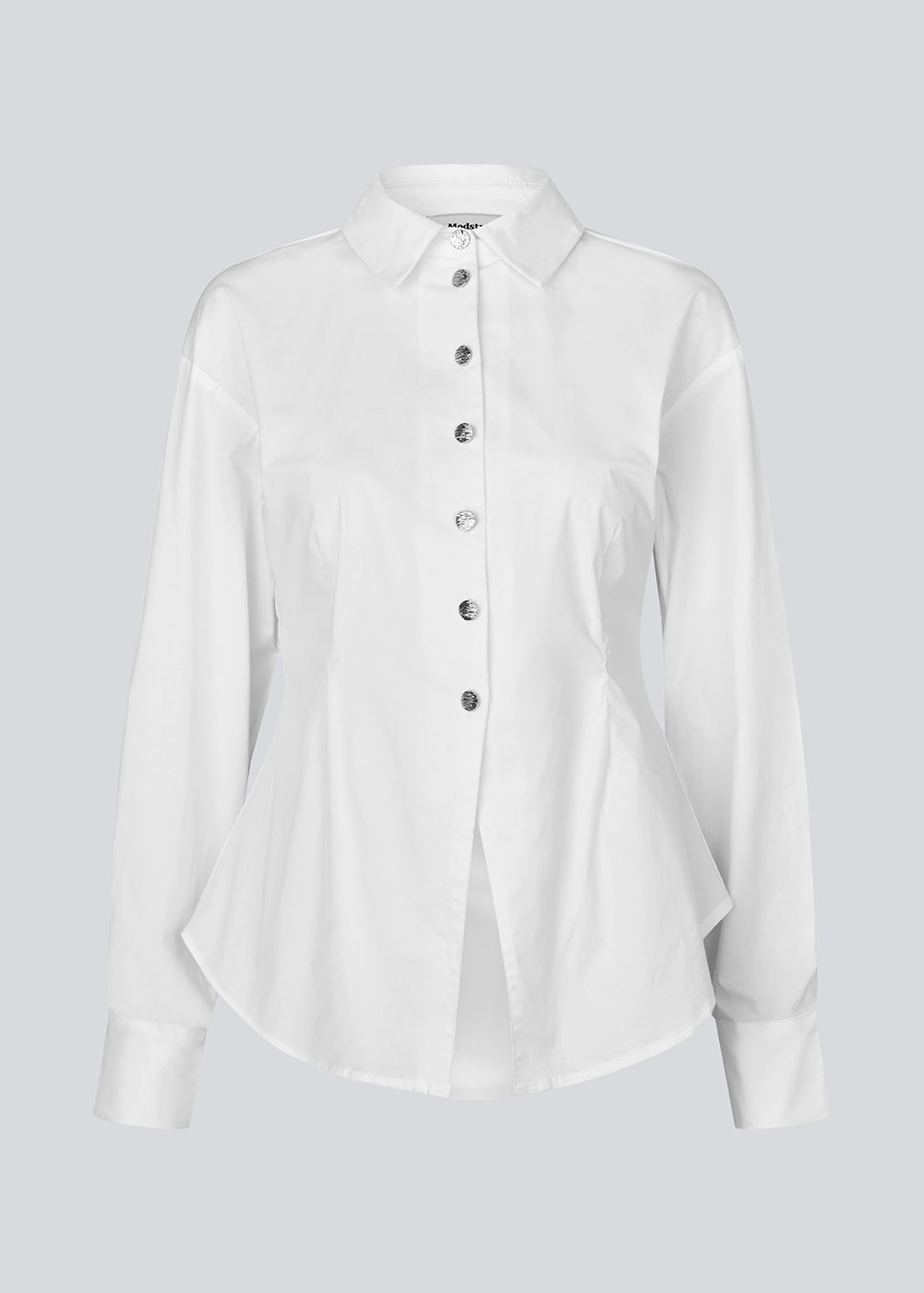 En moderne fortolkning af den klassiske skjorte i hvid. Ullismd shirt er fremstillet i 97% økologisk bomuld og designet med spids krave, halv knaplukning og en feminin, figursyet silhuet, der giver et elegant og sofistikeret udtryk. Modellen er 175 cm og har en str. S/36 på.


Materiale:
97% Økologisk Bomuld
3% Elastan