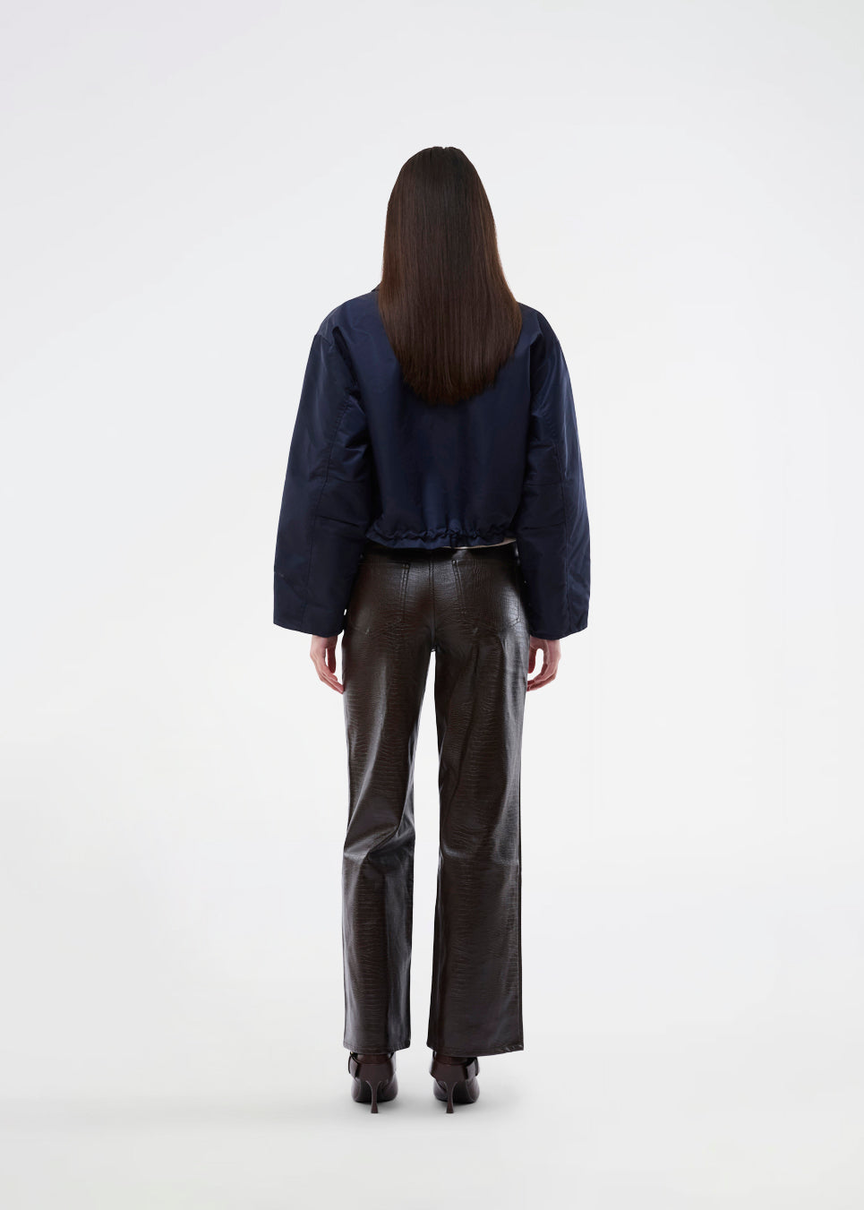 Kort jakke i navy med moderne og praktiske detaljer. Ulrikkemd jacket har en klassisk krave, store frontlommer med klap, justerbar snøre i taljen og er designet i glansfuldt nylon, der giver et stilrent og sporty look. Modellen er 175 cm og en str. S/36 på.

Materiale:
100% Nylon

Foer:
100% Polyester

Fyld:
100% Polyester