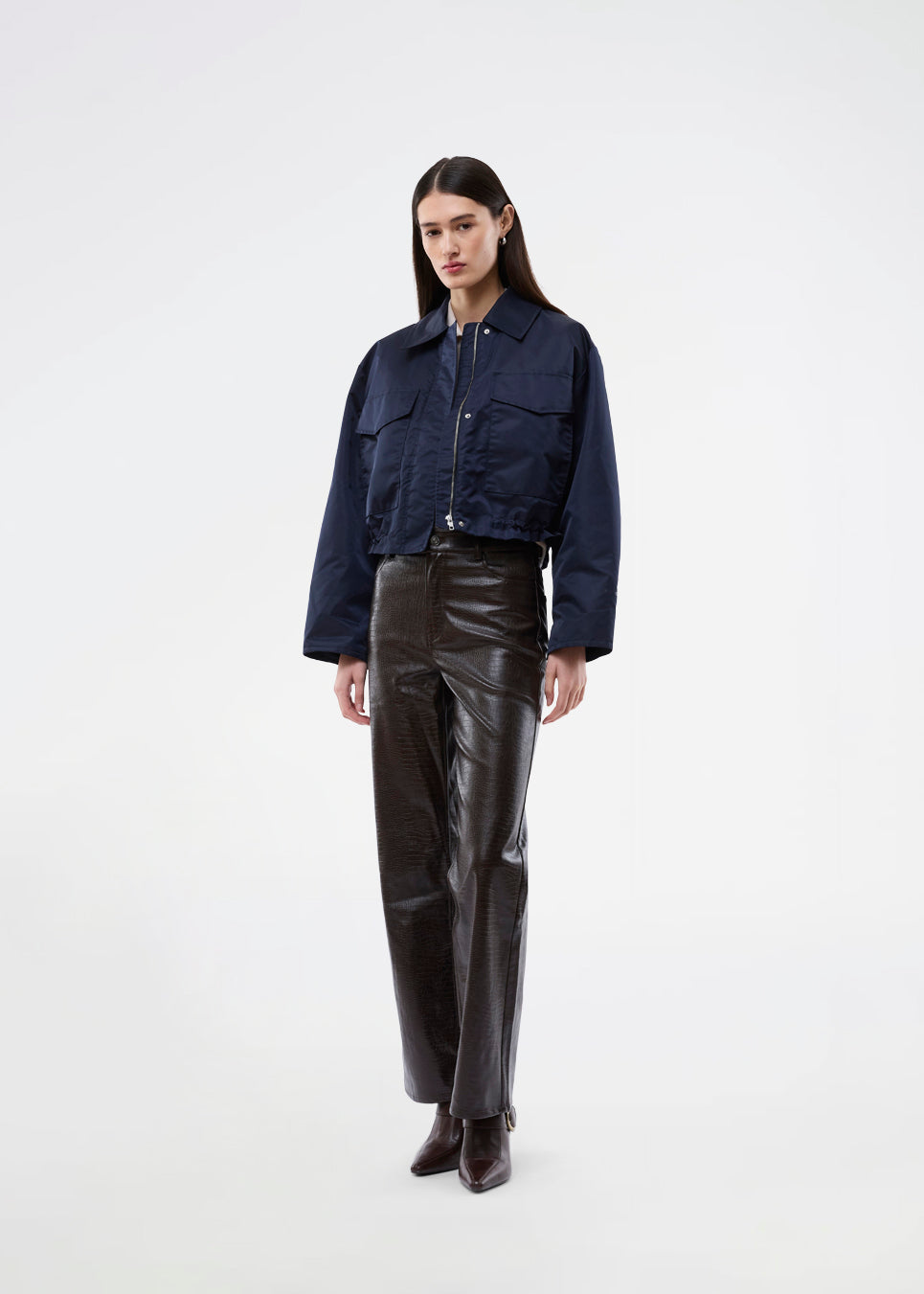 Kort jakke i navy med moderne og praktiske detaljer. Ulrikkemd jacket har en klassisk krave, store frontlommer med klap, justerbar snøre i taljen og er designet i glansfuldt nylon, der giver et stilrent og sporty look. Modellen er 175 cm og en str. S/36 på.

Materiale:
100% Nylon

Foer:
100% Polyester

Fyld:
100% Polyester
