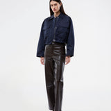 Kort jakke i navy med moderne og praktiske detaljer. Ulrikkemd jacket har en klassisk krave, store frontlommer med klap, justerbar snøre i taljen og er designet i glansfuldt nylon, der giver et stilrent og sporty look. Modellen er 175 cm og en str. S/36 på.

Materiale:
100% Nylon

Foer:
100% Polyester

Fyld:
100% Polyester