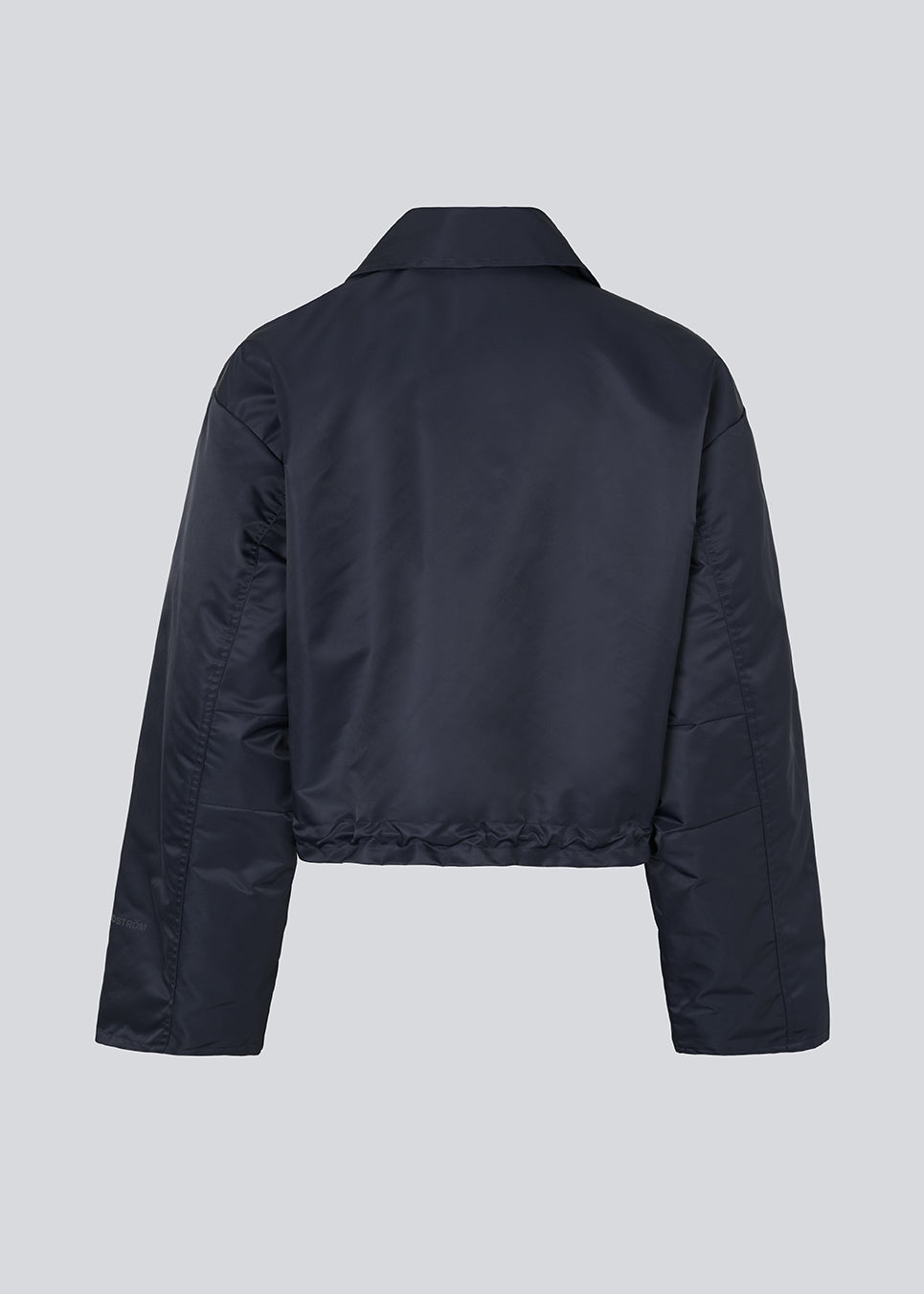 Kort jakke i navy med moderne og praktiske detaljer. Ulrikkemd jacket har en klassisk krave, store frontlommer med klap, justerbar snøre i taljen og er designet i glansfuldt nylon, der giver et stilrent og sporty look. Modellen er 175 cm og en str. S/36 på.

Materiale:
100% Nylon

Foer:
100% Polyester

Fyld:
100% Polyester
