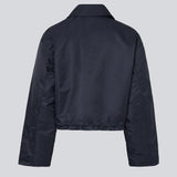 Kort jakke i navy med moderne og praktiske detaljer. Ulrikkemd jacket har en klassisk krave, store frontlommer med klap, justerbar snøre i taljen og er designet i glansfuldt nylon, der giver et stilrent og sporty look. Modellen er 175 cm og en str. S/36 på.

Materiale:
100% Nylon

Foer:
100% Polyester

Fyld:
100% Polyester
