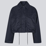 Kort jakke i navy med moderne og praktiske detaljer. Ulrikkemd jacket har en klassisk krave, store frontlommer med klap, justerbar snøre i taljen og er designet i glansfuldt nylon, der giver et stilrent og sporty look. Modellen er 175 cm og en str. S/36 på.

Materiale:
100% Nylon

Foer:
100% Polyester

Fyld:
100% Polyester