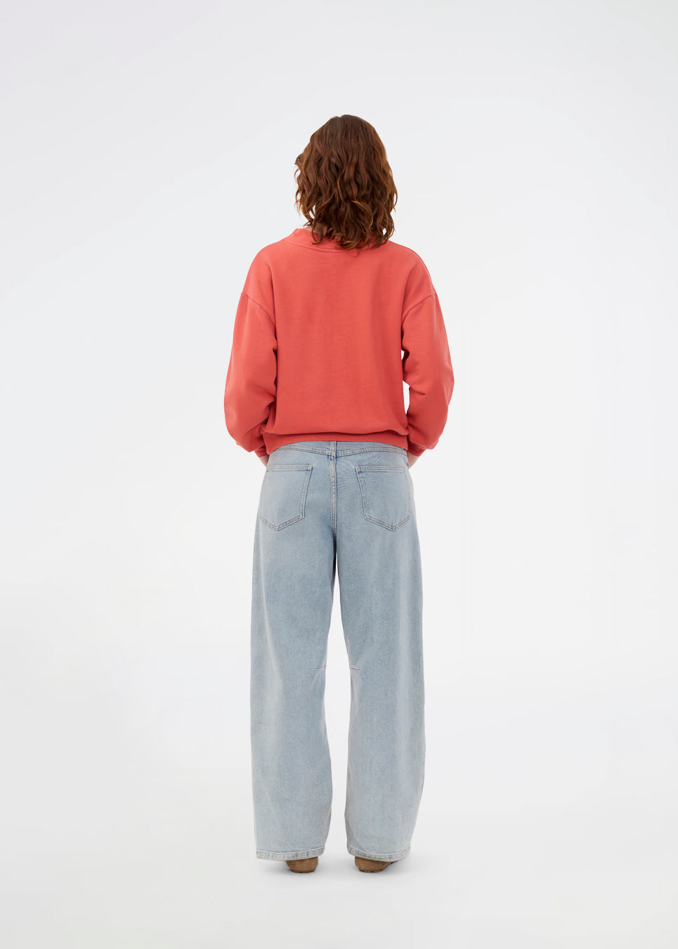 Feminin rød sweatshirt med V-udskæring. Ultramd sweat er fremstillet i 100% økologisk bomuld og har ballonærmer samt fine ribkanter. En moderne og afslappet style ideel til et effortless hverdagsoutfit. Modellen er 175 cm og har en str. S/36 på.

Materiale:
100% Økologisk Bomuld