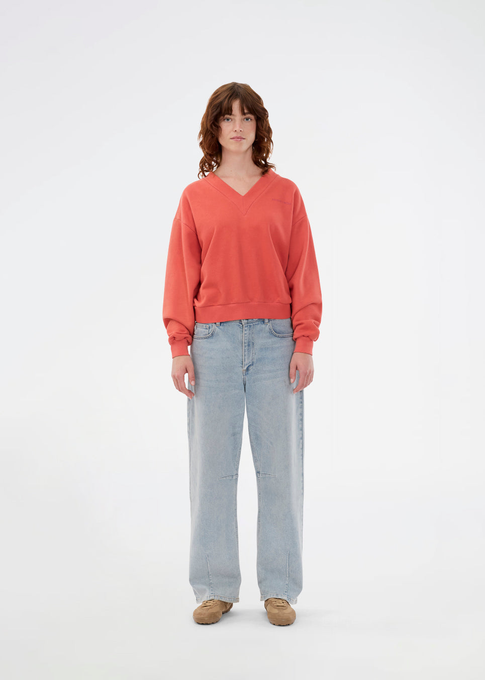Feminin rød sweatshirt med V-udskæring. Ultramd sweat er fremstillet i 100% økologisk bomuld og har ballonærmer samt fine ribkanter. En moderne og afslappet style ideel til et effortless hverdagsoutfit. Modellen er 175 cm og har en str. S/36 på.

Materiale:
100% Økologisk Bomuld