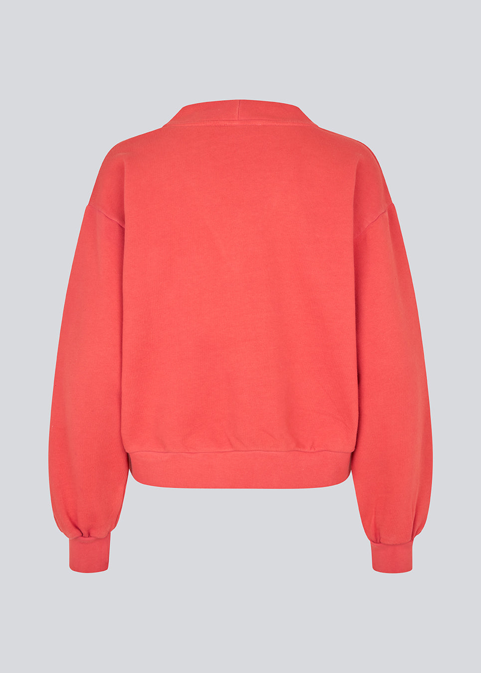 Feminin rød sweatshirt med V-udskæring. Ultramd sweat er fremstillet i 100% økologisk bomuld og har ballonærmer samt fine ribkanter. En moderne og afslappet style ideel til et effortless hverdagsoutfit. Modellen er 175 cm og har en str. S/36 på.

Materiale:
100% Økologisk Bomuld