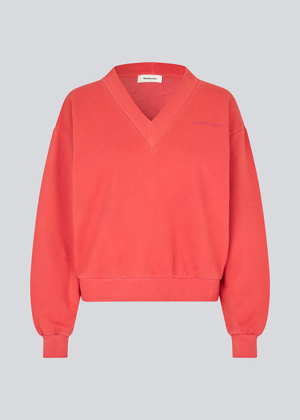Feminin rød sweatshirt med V-udskæring. Ultramd sweat er fremstillet i 100% økologisk bomuld og har ballonærmer samt fine ribkanter. En moderne og afslappet style ideel til et effortless hverdagsoutfit. Modellen er 175 cm og har en str. S/36 på.

Materiale:
100% Økologisk Bomuld