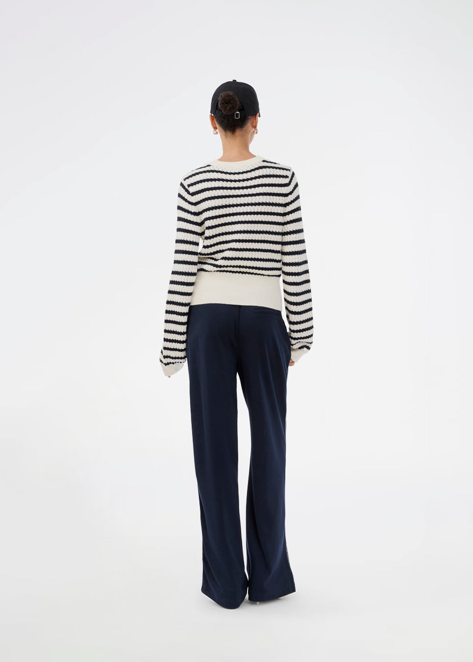 Klassisk stribet sweater i navy og creme. Ulvamd stripe o-neck er fremstillet i 100% økologisk bomuld med rund hals, ribkanter og en blød, behagelig pasform. Et tidløst valg til et afslappet og stilrent hverdagslook. Modellen er 175 cm og har en str. S/36 på.

Materiale:
100% Økologisk Bomuld