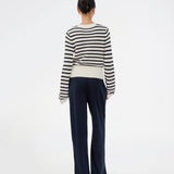 Klassisk stribet sweater i navy og creme. Ulvamd stripe o-neck er fremstillet i 100% økologisk bomuld med rund hals, ribkanter og en blød, behagelig pasform. Et tidløst valg til et afslappet og stilrent hverdagslook. Modellen er 175 cm og har en str. S/36 på.

Materiale:
100% Økologisk Bomuld