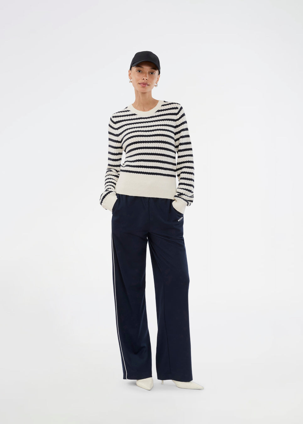 Klassisk stribet sweater i navy og creme. Ulvamd stripe o-neck er fremstillet i 100% økologisk bomuld med rund hals, ribkanter og en blød, behagelig pasform. Et tidløst valg til et afslappet og stilrent hverdagslook. Modellen er 175 cm og har en str. S/36 på.

Materiale:
100% Økologisk Bomuld