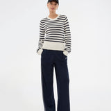 Klassisk stribet sweater i navy og creme. Ulvamd stripe o-neck er fremstillet i 100% økologisk bomuld med rund hals, ribkanter og en blød, behagelig pasform. Et tidløst valg til et afslappet og stilrent hverdagslook. Modellen er 175 cm og har en str. S/36 på.

Materiale:
100% Økologisk Bomuld