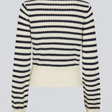 Klassisk stribet sweater i navy og creme. Ulvamd stripe o-neck er fremstillet i 100% økologisk bomuld med rund hals, ribkanter og en blød, behagelig pasform. Et tidløst valg til et afslappet og stilrent hverdagslook. Modellen er 175 cm og har en str. S/36 på.

Materiale:
100% Økologisk Bomuld