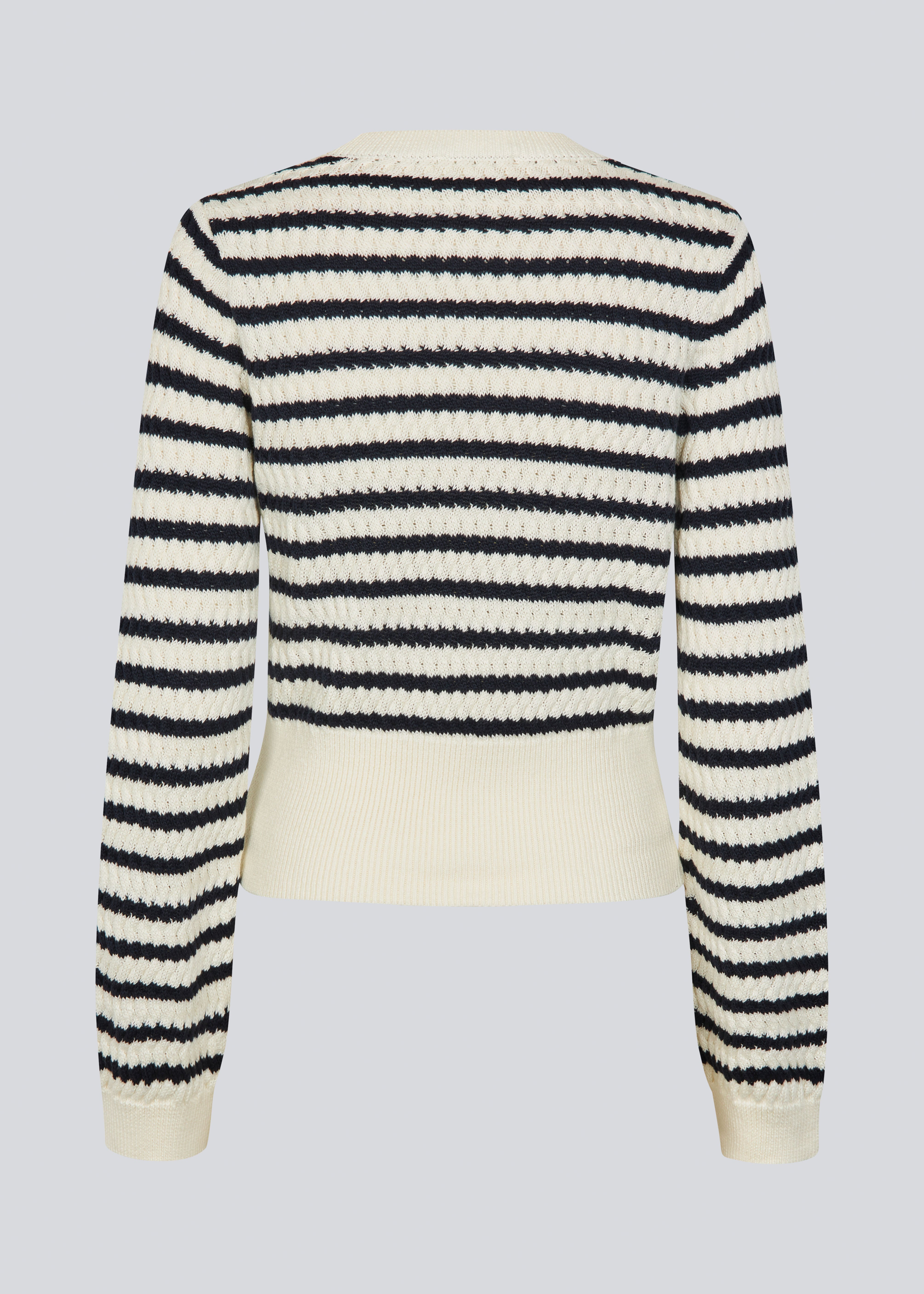 Klassisk stribet sweater i navy og creme. Ulvamd stripe o-neck er fremstillet i 100% økologisk bomuld med rund hals, ribkanter og en blød, behagelig pasform. Et tidløst valg til et afslappet og stilrent hverdagslook. Modellen er 175 cm og har en str. S/36 på.

Materiale:
100% Økologisk Bomuld