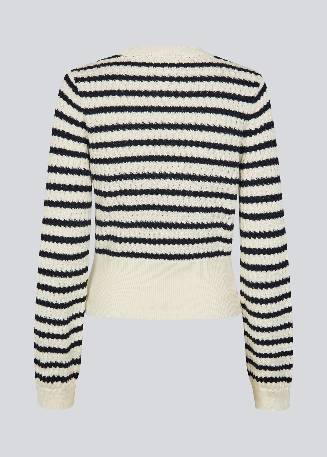 Klassisk stribet sweater i navy og creme. Ulvamd stripe o-neck er fremstillet i 100% økologisk bomuld med rund hals, ribkanter og en blød, behagelig pasform. Et tidløst valg til et afslappet og stilrent hverdagslook. Modellen er 175 cm og har en str. S/36 på.

Materiale:
100% Økologisk Bomuld