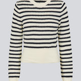 Klassisk stribet sweater i navy og creme. Ulvamd stripe o-neck er fremstillet i 100% økologisk bomuld med rund hals, ribkanter og en blød, behagelig pasform. Et tidløst valg til et afslappet og stilrent hverdagslook. Modellen er 175 cm og har en str. S/36 på.

Materiale:
100% Økologisk Bomuld