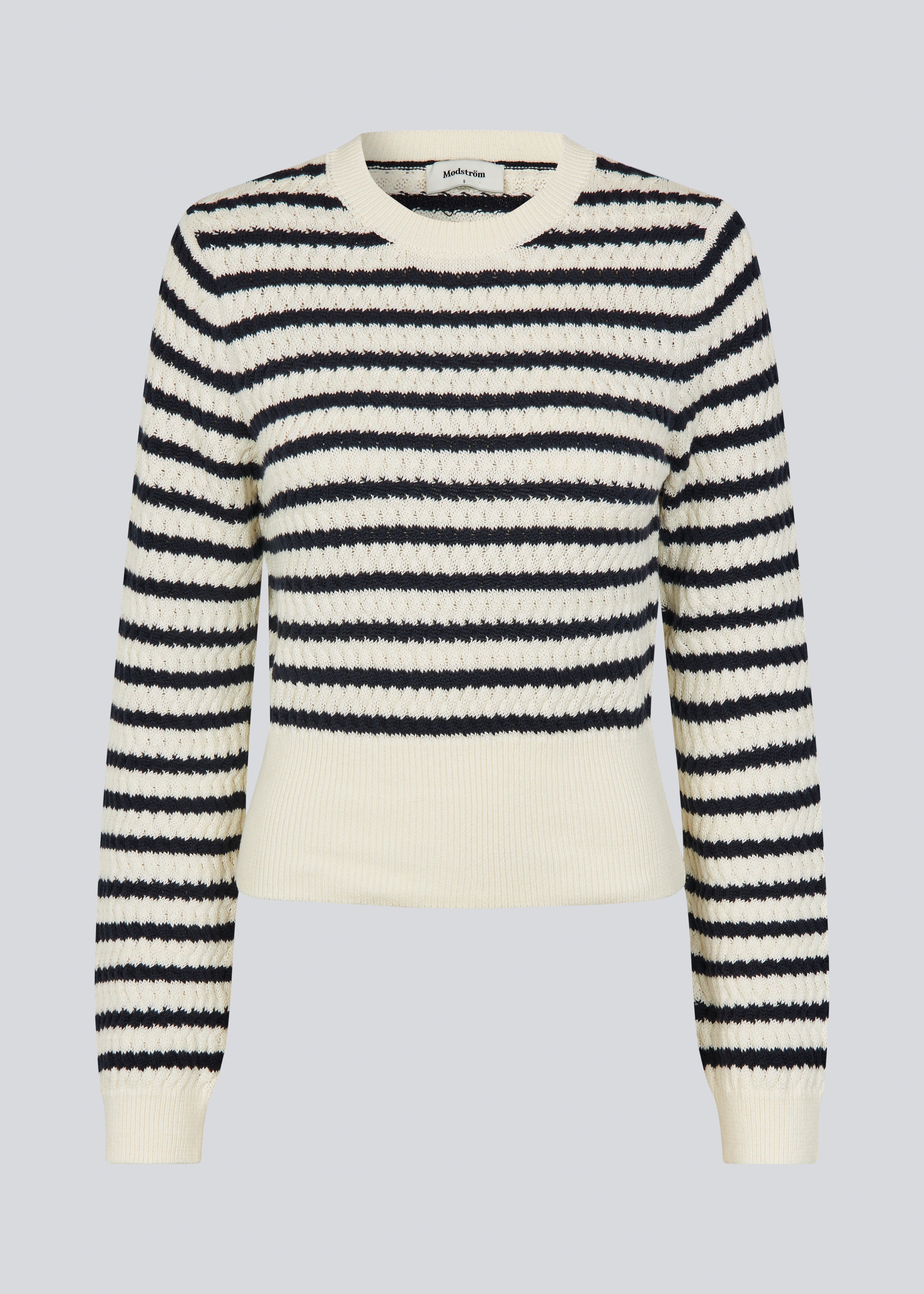 Klassisk stribet sweater i navy og creme. Ulvamd stripe o-neck er fremstillet i 100% økologisk bomuld med rund hals, ribkanter og en blød, behagelig pasform. Et tidløst valg til et afslappet og stilrent hverdagslook. Modellen er 175 cm og har en str. S/36 på.

Materiale:
100% Økologisk Bomuld